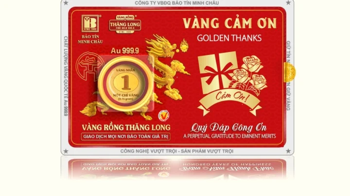 1 Chỉ Vàng Giá Bao Nhiêu Năm 2026? Cập Nhật Mới Nhất Người phụ nữ xem giá vàng