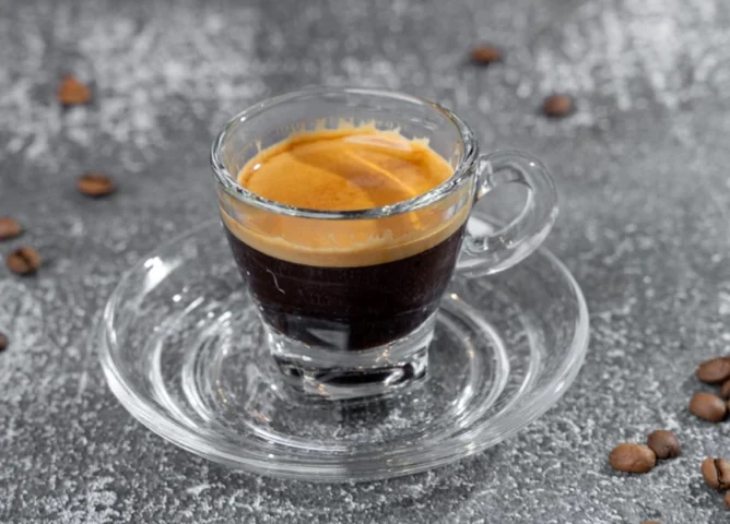 Nguồn Gốc Cà Phê Espresso: Bí Mật Từ Nước Ý Người Ý thưởng thức espresso tại quán bar