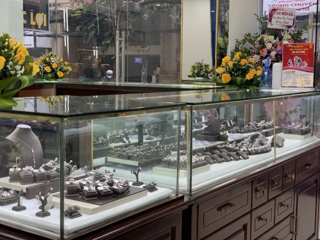 Vàng SJC Hải Phòng 2026: Dự báo giá, địa chỉ mua uy tín Nhân viên giao dịch vàng tại quầy