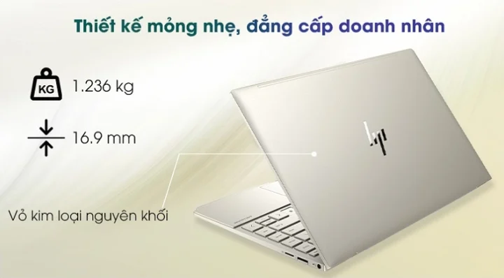 Nhân viên làm việc với các thiết bị HP