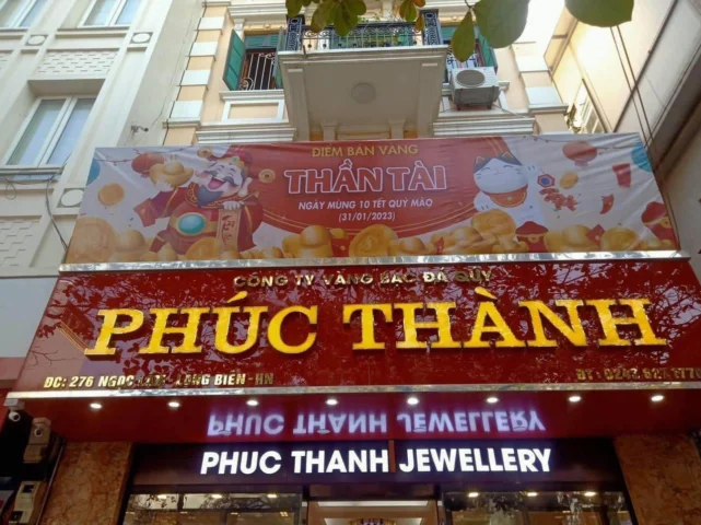 Tiệm Vàng Phúc Thành: Định Hướng Tương Lai Ngành Trang Sức 2026 Nhân viên Tiệm Vàng Phúc Thành tư vấn khách hàng