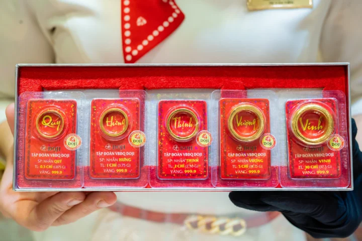 Nhân viên tư vấn vàng Doji