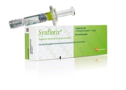 Synflorix Của Nước Nào? Phân Tích Chi Tiết Vắc Xin Phòng Viêm Phổi Nhân viên y tế tiêm vắc xin cho trẻ