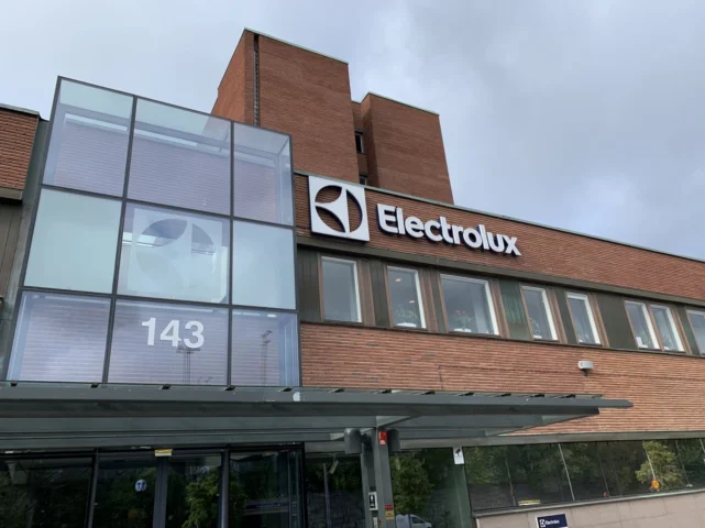 Electrolux của nước nào? Lịch sử và đánh giá chi tiết 2026 Nội thất bếp hiện đại với thiết bị Electrolux