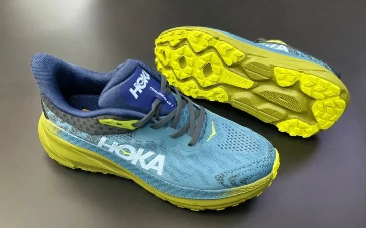 Đôi giày Hoka nổi bật với thiết kế đệm dày đặc trưng