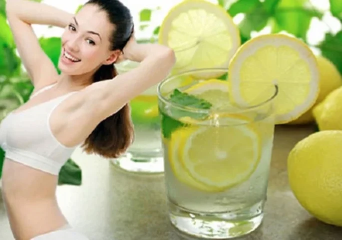 Pha nước chanh tươi để uống trong ngày