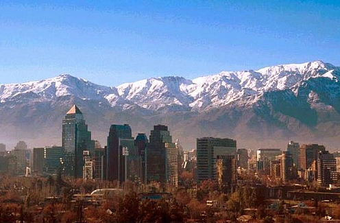 Santiago Là Thủ Đô Của Nước Nào? Khám Phá Chi Tiết! Quang cảnh đường phố Santiago với dãy Andes phía sau