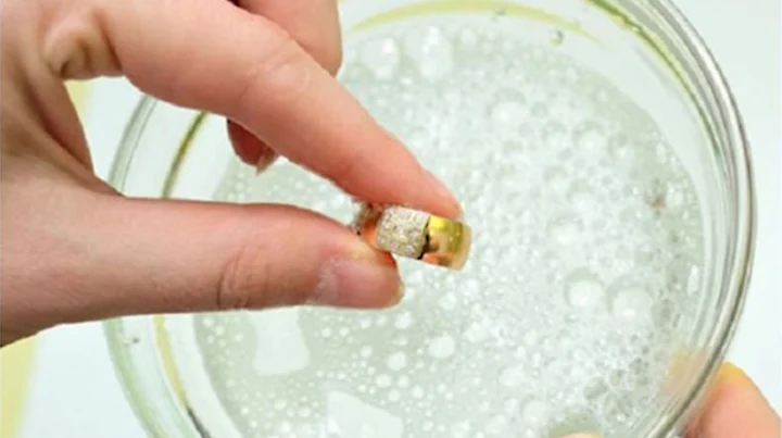 Sử dụng baking soda để làm sáng vàng 18k