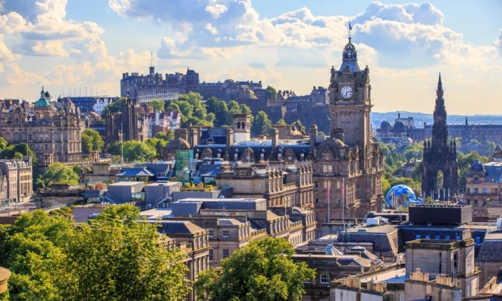 Scotland là nước nào? Tất tần tật thông tin bạn cần biết 2026 Thành phố Edinburgh về đêm