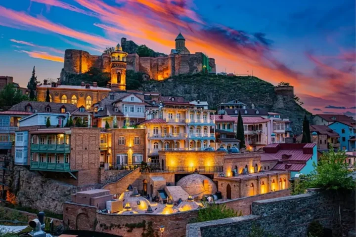 Georgia Là Nước Nào? Khám Phá Xứ Sở Cổ Đại Tuyệt Đẹp Thành phố Tbilisi về đêm
