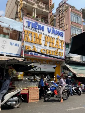 Trưng bày trang sức vàng tại Tiệm Vàng Kim Phát Bà Chiểu
