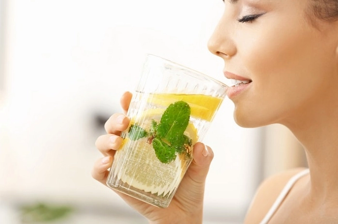 Uống nước chanh ấm vào buổi sáng