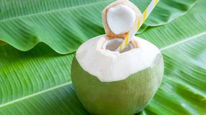 Uống nước dừa đúng cách
