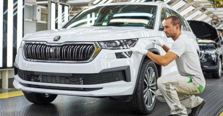 Xe Skoda đang chạy trên đường cao tốc